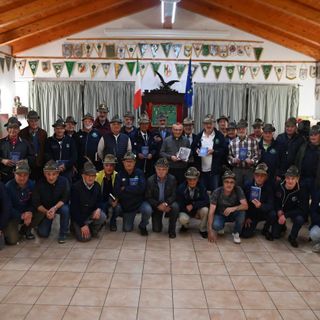Alcuni alpini presenti alla serata con (al centro) il vescovo della diocesi di Asti, mons. Marco Prastaro e il presidente della Sezione ANA di Asti Fabrizio Pighin