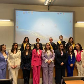 Foto di gruppo per le neo laureate