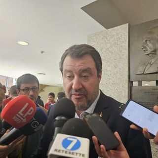 Il vicepremier attorniato da colleghi giornalisti