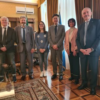 Il prefetto Claudio Ventrice, al centro tra le due signore, con i neo Maestri del Lavoro