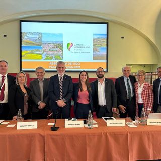 Da sinistra il direttore Bertero con il consiglio di amministrazione. Al centro il presidente Rabino