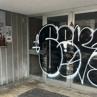Alcune immagini della palazzina in stato di abbandono