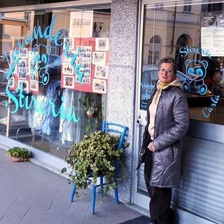 Carla davanti alla sua lavanderia (Foto tratta dal profilo Facebook dell'attività)