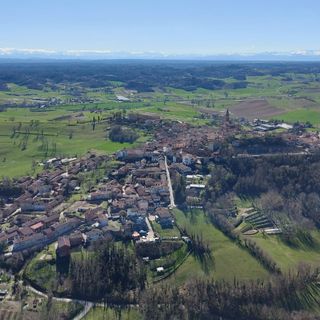 Un bellissimo panorama di Tonco immortalato da una mongolfiera