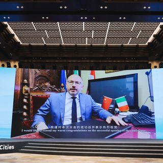 Il sindaco mentre interviene alla conferenza