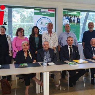 Il candidato sindaco Borio (seduto, terzo da sinistra) attorniato dai candidati consiglieri della sua lista civica