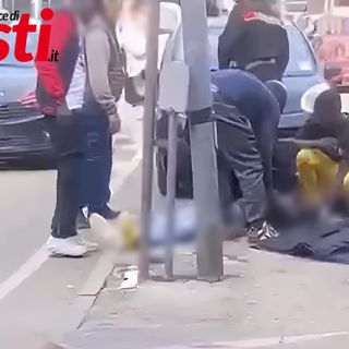 I primi soccorsi portati alla vittima, riversa a terra (immagine sfocata per privacy e per tutelare i lettori maggiormente sensibili)