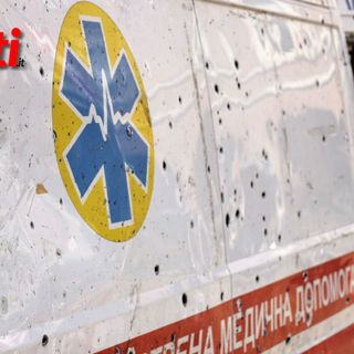 L'ambulanza ucraina crivellata dai colpi russi esposta in piazza San Secondo lo scorso maggio (Merphefoto)