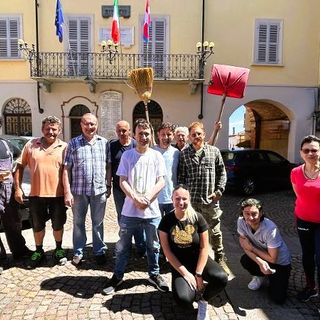 La nuova Amministrazione montechiarese è 'scesa in strada' per ripulire il paese