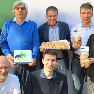 I soci della Fratellanza con il Biscotto del Mastodonte