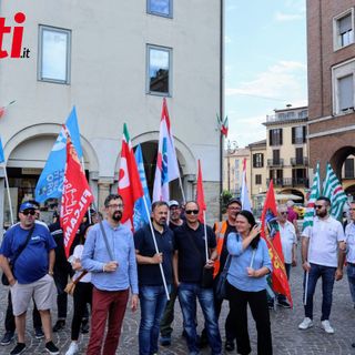 Un'immagine della manifestazione sindacale anti caporalato svoltasi ieri pomeriggio nel centro di Asti. A fine articolo ulteriori immagini della galleria fotografica a cura di Merfephoto - Efrem Zanchettin
