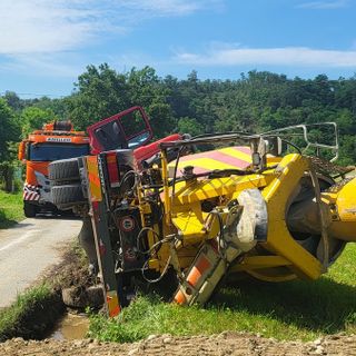 Betoniera a pieno carico esce di strada in località Casabianca e si ribalta in un fossato. Ferito in modo lieve il conducente [FOTO E VIDEO]