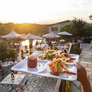 Un'esperienza unica a Casa Serra Eco-Resort &amp; Wellness con Aperitivo sotto le stelle e musica dal vivo con il tenore Enrico Iviglia