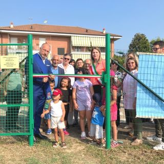 Villafranca, inaugurato il grande polmone verde dove si cammina a piedi nudi e si riposa sulle chaise longue   [FOTO]