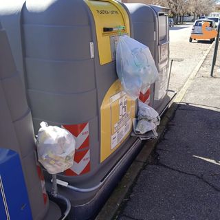 I bidoni in zona San Fedele (Archivio)