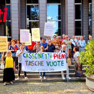 Le immagini del presidio che si è svolto prima del Consiglio comunale aperto