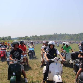 I Vespisti moderni tornano a Castelnuovo don Bosco con il raduno di oltre 400 vespe