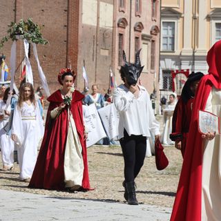 Viatosto:  il borgo bianco azzurro punta &quot;Ad maiora semper&quot;