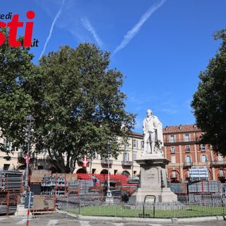 L'allestimento delle tribune per il Palio in piazza Alfieri (Merphefoto)
