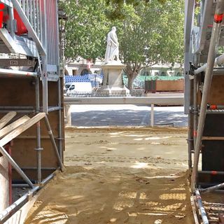 Poco più di una settimana al Palio: in piazza Alfieri è arrivata la &quot;sabbia astiana&quot; per la corsa [FOTO]