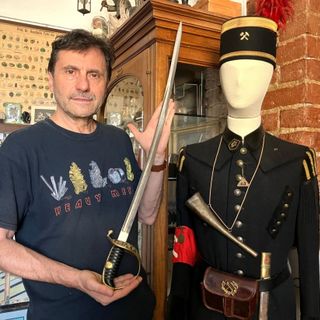 Massimo Umberto Tomalino con la sciabola e l'uniforme del minatore