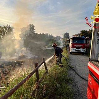 Vasto incendio di sterpaglie in un prato a Montechiaro d’Asti