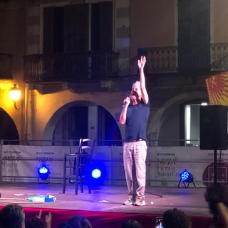 Il professor Vincenzo Schettini sul palco in piazza Martiri di Alessandria Nizza Monferrato