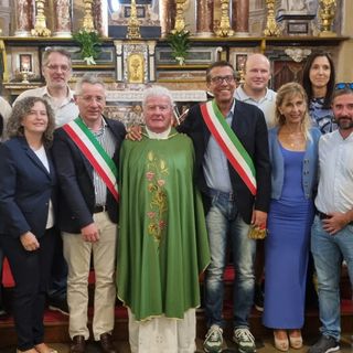 Il saluto dei fedeli di Antignano e Revigliasco a don Pierino Torchio