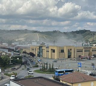 Le conseguenze dell'incendio appiccato al centro commerciale canellese