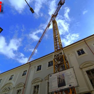 L'enorme gru, rimossa nei mesi scorsi, utilizzata nell'ambito dei lavori di restauro di Palazzo Ottolenghi