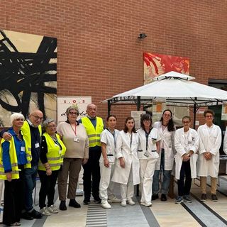 L'equipe della Diabetologia, guidata dalla dottoressa Elena Repetti, con i volontari di Sos Diabete ed i Fisioterapisti della Medicina Fisica e Riabilitativa diretta dalla dottoressa Giovanna Lombardi e la direzione sanitaria di presidio L'equipe della Diabetologia, guidata dalla dottoressa Elena Repetti, con i volontari di Sos Diabete ed i Fisioterapisti della Medicina Fisica e Riabilitativa diretta dalla dottoressa Giovanna Lombardi e la direzione sanitaria di presidio