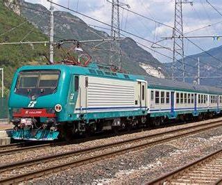 Treno e bus collegano la linea Torino Genova ad Asti e Govone per respirare la magia del Natale