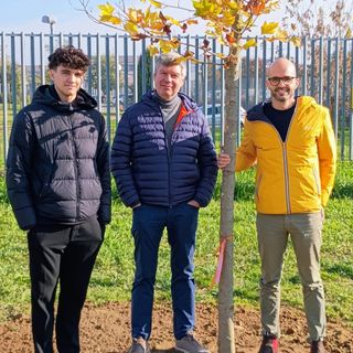 I responsabili delle cooperative con l'albero di nuova piantumazione