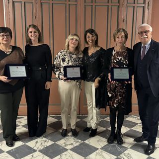 Le coordinatrici infermieristiche nominate &quot;Ambasciatrici della Fondazione Astigiana per la Salute del Territorio. Da sinistra: Maria Grazia Piatti (coord. inf. Immunoematologia e Medicina Trasfusionale), Federica Quinto (vice presidente Fondazione), Daniela Carretto (coord. Gastroenterologia ed Endoscopia Digestiva), Luisa Amalberto (presidente Fondazione), Caterina Franco (coord. inf. Sale di elettrofisiologia ed emodinamica della Cardiologia), Giorgio Calabrese (presidente Comitato tecnico-scientifico Fondazione)
