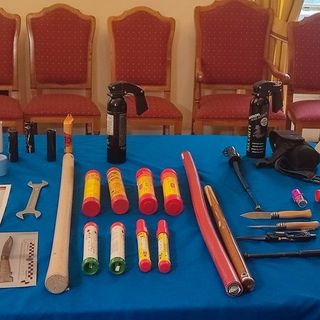 Scontri tra ultras di Juve e Toro: sequestrati coltelli, mazze e bombe carta. Daspo e sigilli alle sedi