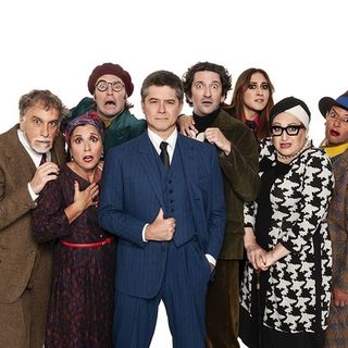 Ettore Bassi (al centro in completo blu) con il resto del cast di &quot;Trappola per topi&quot; in scena domani sera al Teatro Alfieri di Asti