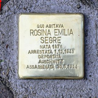 Pietra d'inciampo in piazza Martiri della Liberazione lato via De Gasperi (MerfePhoto)