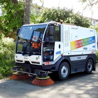 Un mezzo Asp per lo spazzamento strade