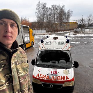 Le immagini dell'arrivo e della partenza dell'ambulanza
