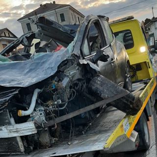 La carcassa della Clio coinvolta nell'incidente avvenuto a Robella