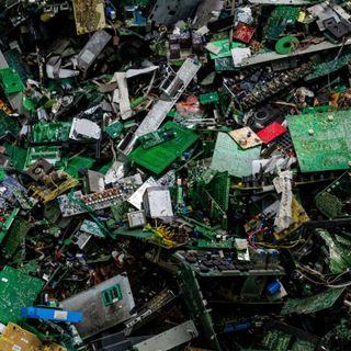 Un cumulo di rifiuti elettrici ed elettronici (foto dal web)