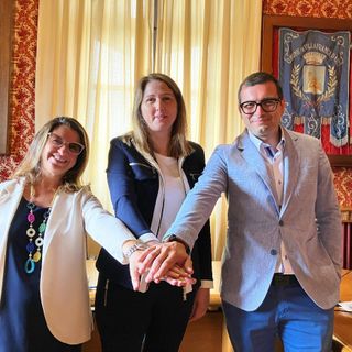 Il sindaco Anna Macchia (al centro) col vicesindaco Katia Pelissetti e l'assessore Daniele Chiolerio