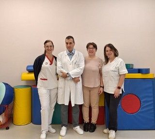 Nell'immagine: Francesca Zappa coordinatore Neuropsichiatria Infantile, il primario Davide Traetta, Elisa Porello ed Elena Tavoni terapiste della neuropsicomotricità che operano rispettivamente alla Casa della Salute di San Damiano e a Villafranca Nell'immagine: Francesca Zappa coordinatore Neuropsichiatria Infantile, il primario Davide Traetta, Elisa Porello ed Elena Tavoni terapiste della neuropsicomotricità che operano rispettivamente alla Casa della Salute di San Damiano e a Villafranca