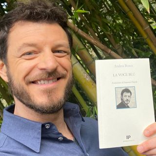 Bosca ritratto con il suo libro di poesie