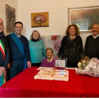 La signora Croce con familiari e istituzioni