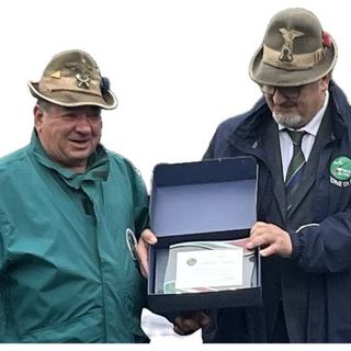 Nella foto: Francesco Dal Bello (a sinistra) riceve da Fabrizio Pighin, presidente della Sezione ANA di Asti il premio per i suoi 35 anni nel SOM