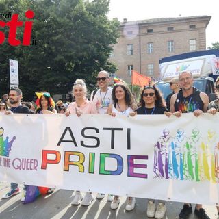 Il direttivo Asti Pride con La Pina, voce e volto noto di Radio Deejay, madrina della scorsa edizione del Pride (ph. Merfephoto - Efrem Zanchettin)