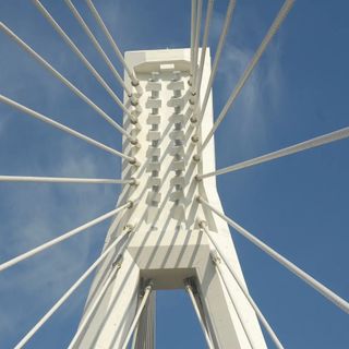 Particolare del moderno ponte a cavi di Nizza