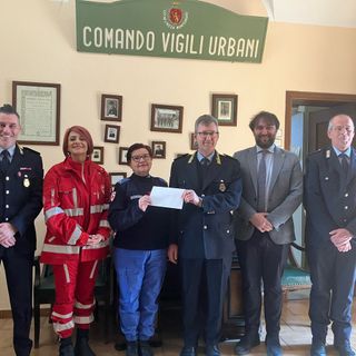 In foto da sinistra: il vice comandante Nesto,  l'avvocato Maccario, la responsabile "L'Orecchio di Venere" Chechile, il comandante Sillano, il sindaco Nosenzo, l' agente Terzano