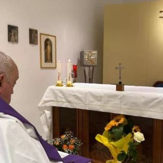 La prima fotografia del Pontefice dopo il ricovero del 14 febbraio